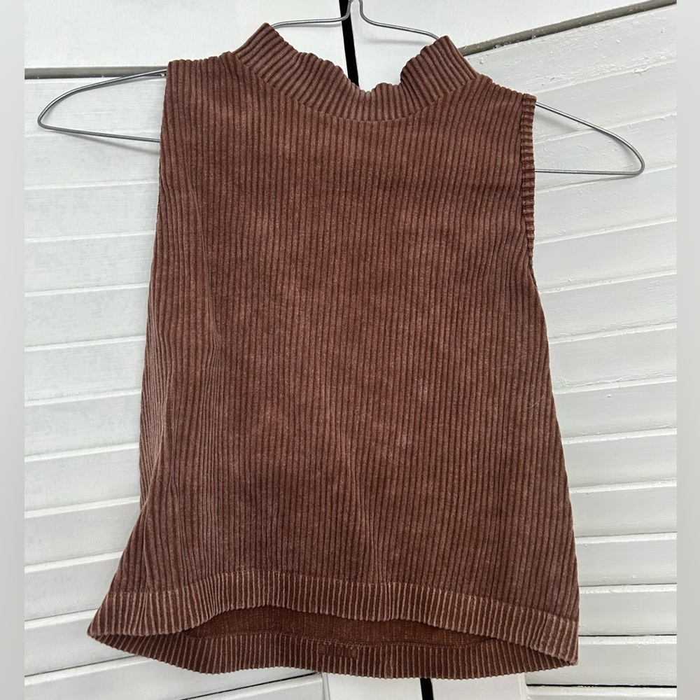 Cute sleeveless top!